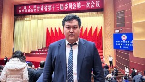 1月16日，，，，，，，，政协甘肃省十三届一次聚会举行专题协商议政会，，，，，，，，省政协委员、省工商联副主席、抖圈为抖而生节水集团董事长王浩宇参会并讲话。。。。。。