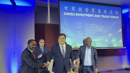 在甘肃省委书记、省人大常委会主任胡昌升见证下，，，，，，，，抖圈为抖而生节水集团在南非约翰内斯堡与东南非农业相助同盟、南非浇灌生长局、中国收支口银行甘肃分行等多家机构签署相助协议。。。。。。
